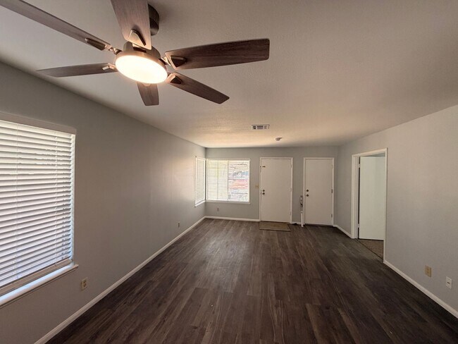 Foto del edificio - Welcome to this charming single-story home located in the Sunrise Manor!