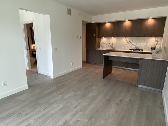 Photo du bâtiment - 6463 Silver Ave