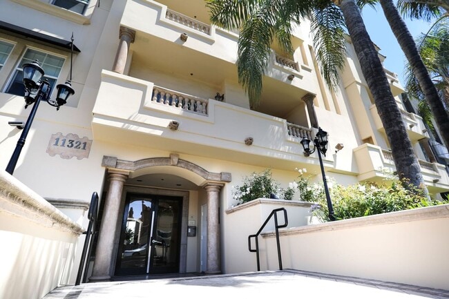 Building Photo - 2B/2B European Luxury in Studio City