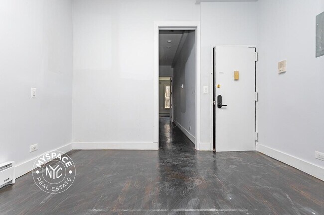 Building Photo - 16-29-29 Summerfield St