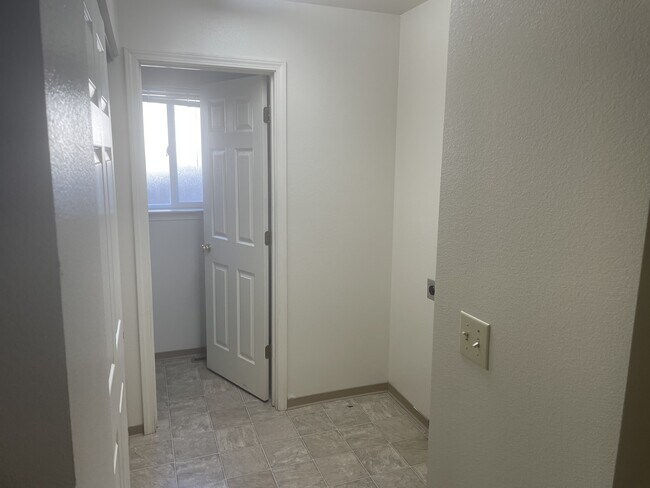 Foto del edificio - 205 E Center St