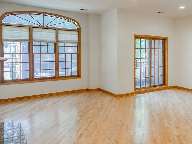 Building Photo - 3338 N Sheffield Ave