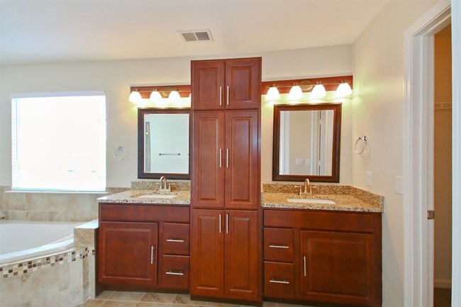 Building Photo - 9023 Tintinhull Ln