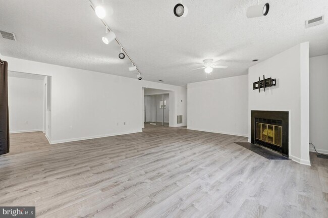 Building Photo - 2211 Woodbox Lane Unit A