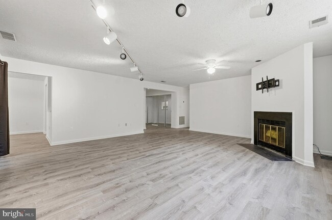 Foto del edificio - 2211 Woodbox Lane Unit A
