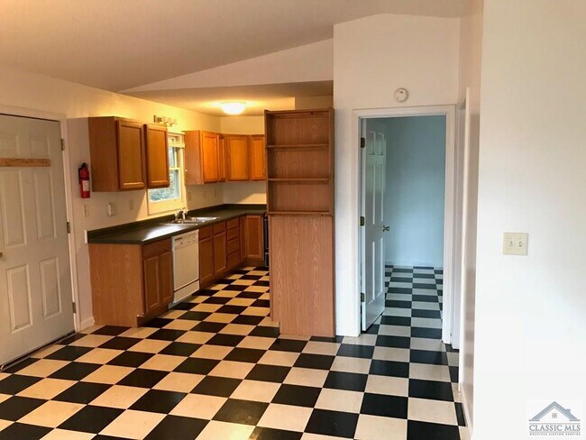 Building Photo - 180.5 Pinecrest Dr