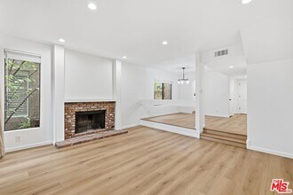 Building Photo - 1423 S Bentley Ave