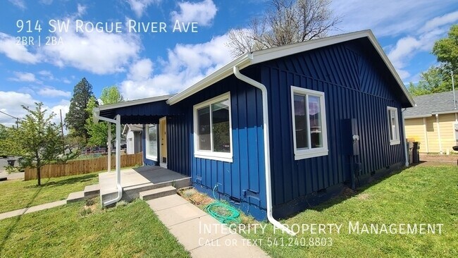 Building Photo - 914 SW Rogue River Ave