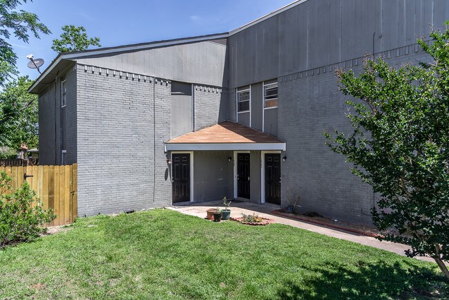 Building Photo - 1425 Hawk Tree Dr