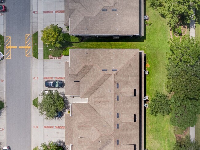 Building Photo - Beautiful 3/2.5 Townhome in gated communit...