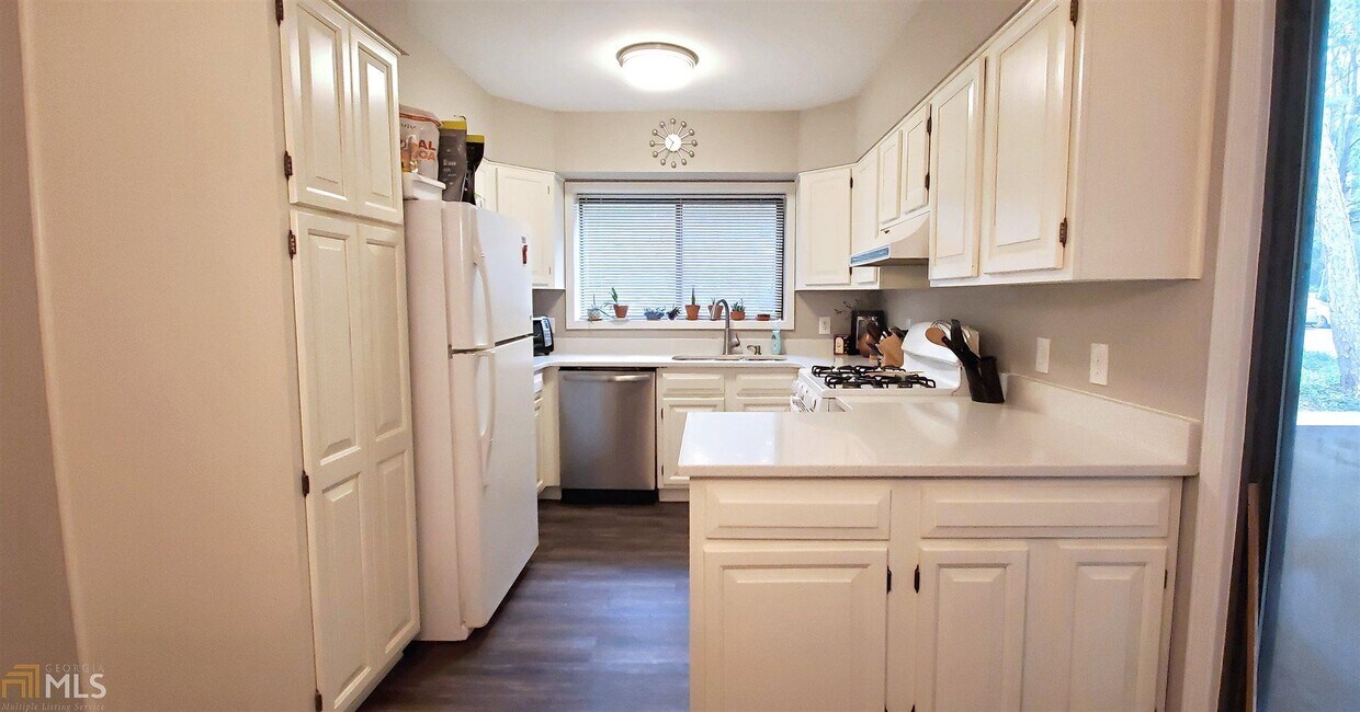 Primary Photo - 607 Lismore SE
