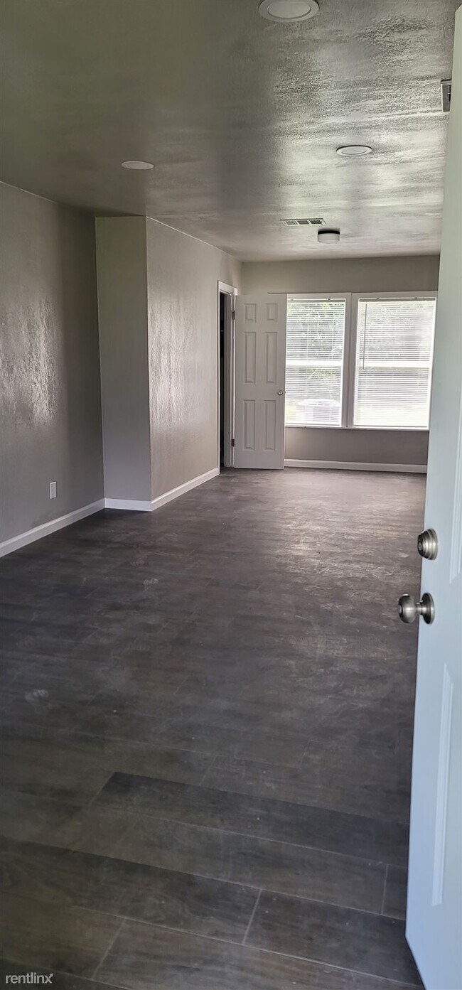 Foto del edificio - 1 br, 1 bath Duplex - 923 Stetson Avenue