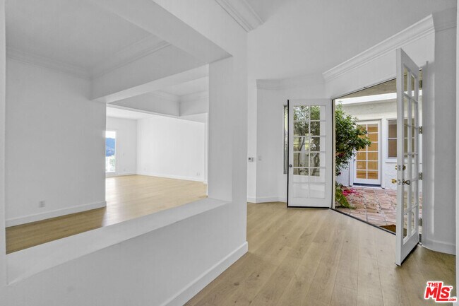 Building Photo - 2020 Palisades Dr