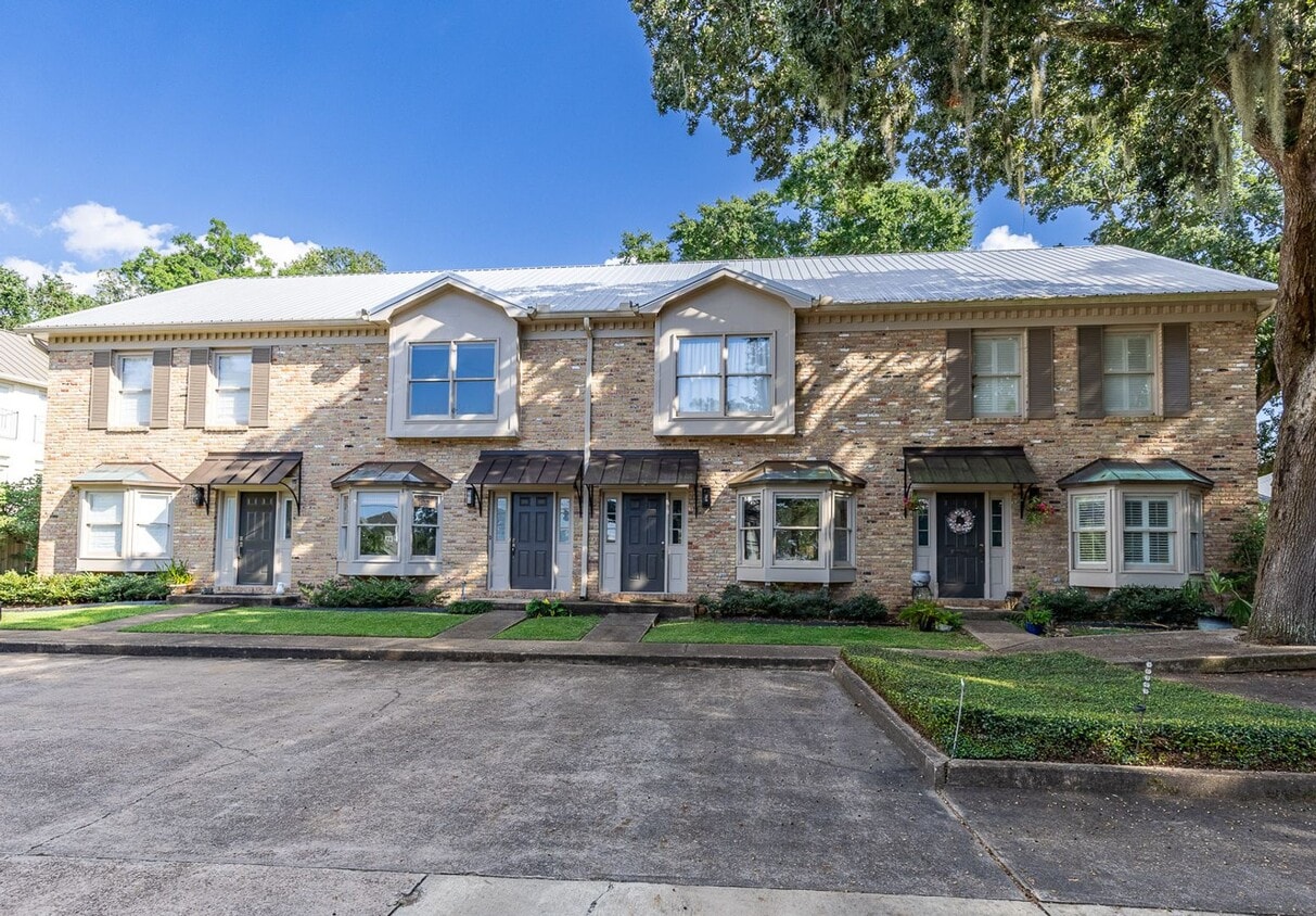 Building Photo - COMING SOON! Two bedroom two and a half ba...