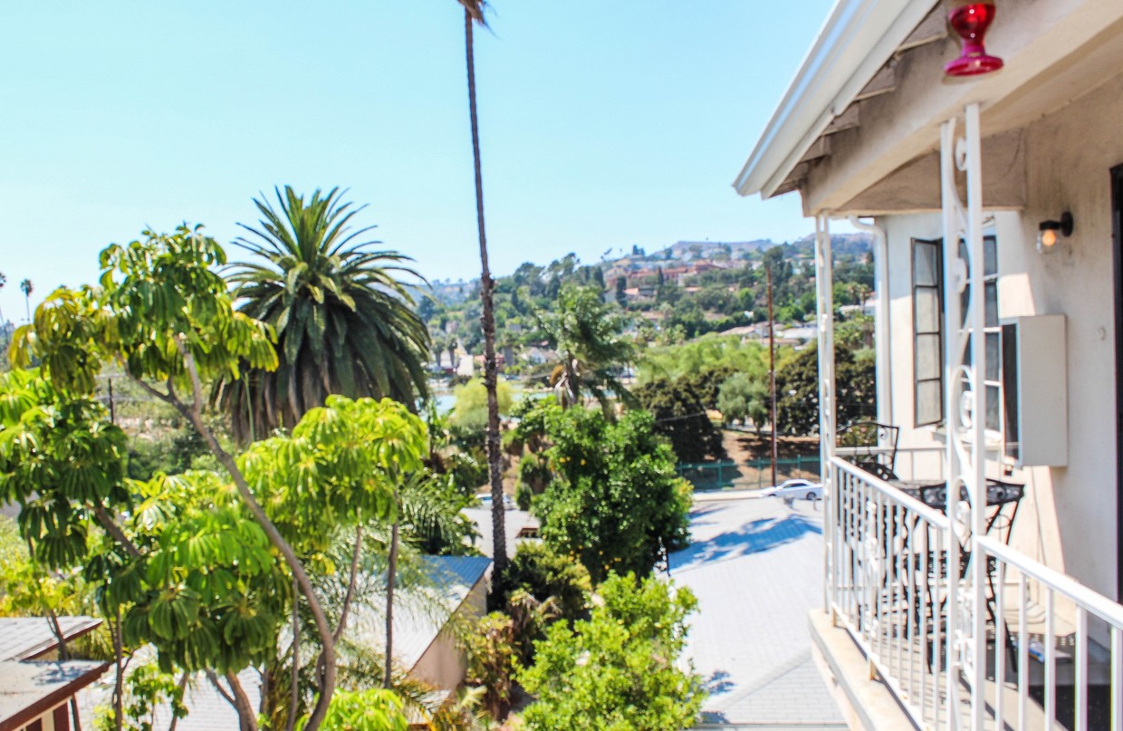 Foto principal - 2956 Hyperion Ave