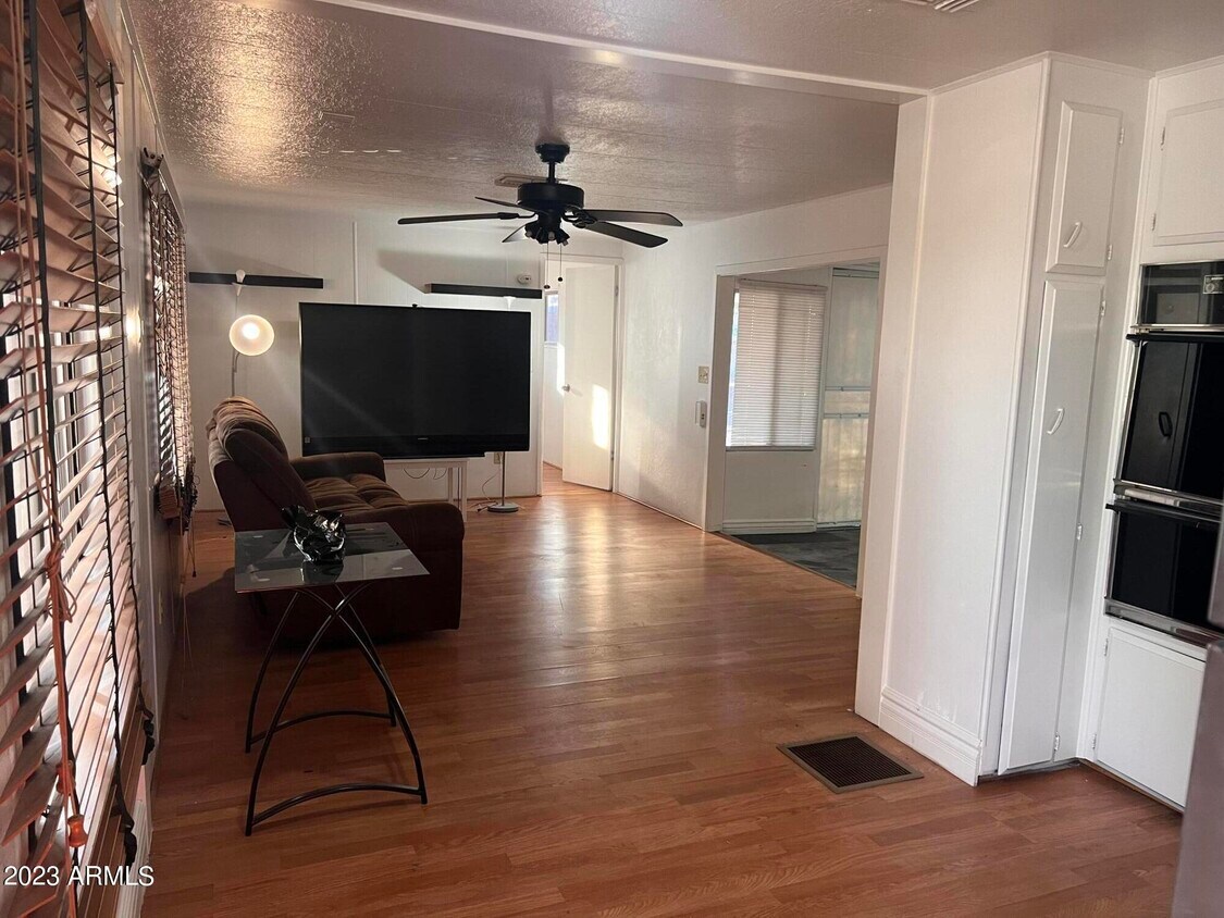 Primary Photo - 5201 Camelback Rd
