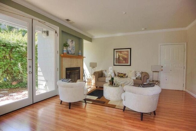 Building Photo - 3 bedroom in Redwood City CA 94065