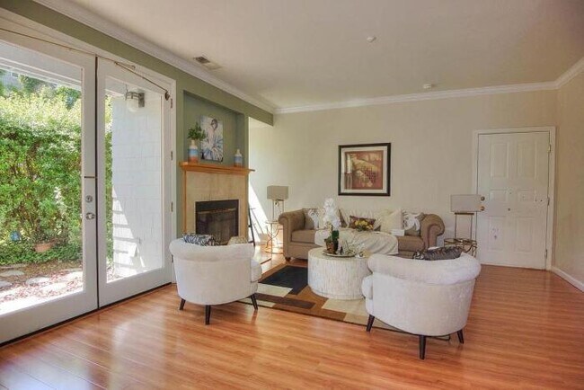 Foto del edificio - 3 bedroom in Redwood City CA 94065