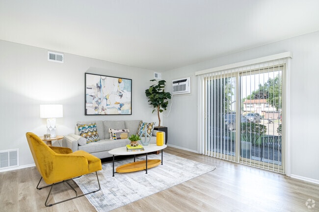 1BR, 1.5BA - 800SF Living Room - The Greenway at Carol Stream