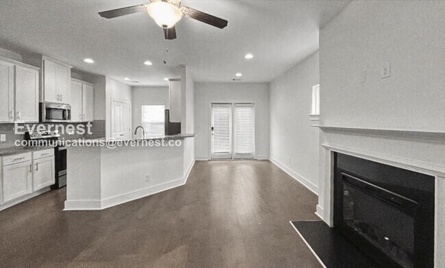 Foto del edificio - 3 Bed, 2.5 Bath Townhome with Fenced Yard & Garage / Available Now!