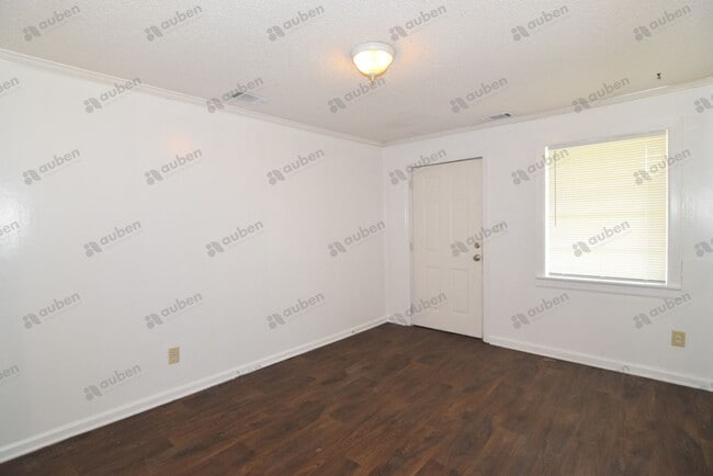 Building Photo - 2 Bedroom Duplex For Lease