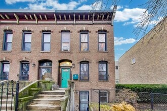 Building Photo - 902 S Claremont Ave