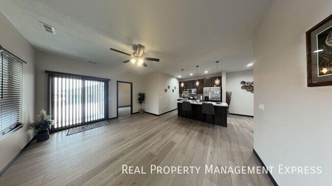 Foto del edificio - Spacious 3 Bed 2 Bath Townhome