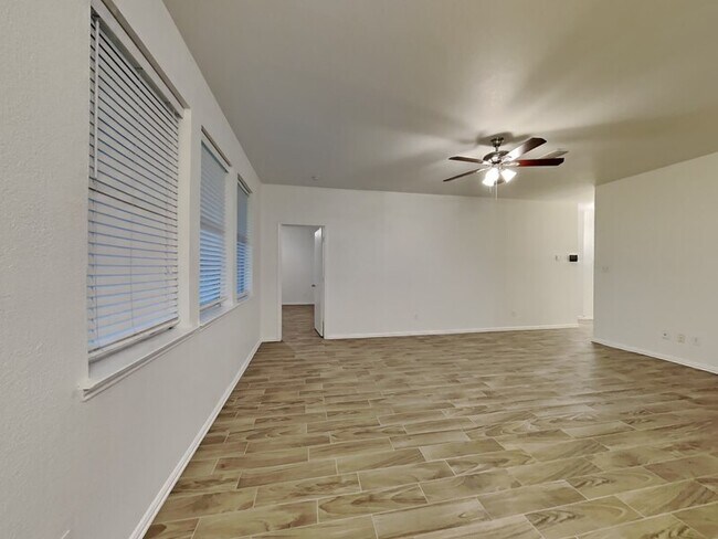 Foto del edificio - 6401 Downeast Dr