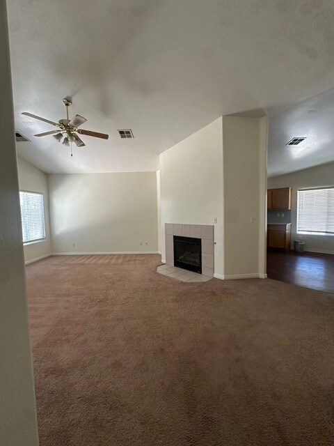 Foto del edificio - 4204 Serene Oak Dr