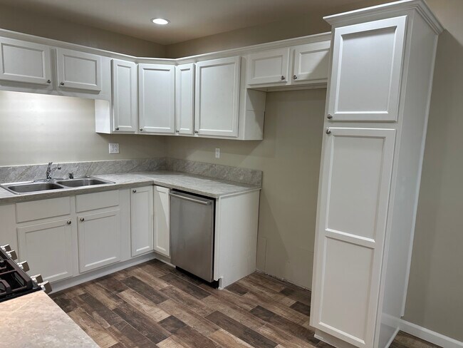 Lavavajillas - 427 W Gladstone St