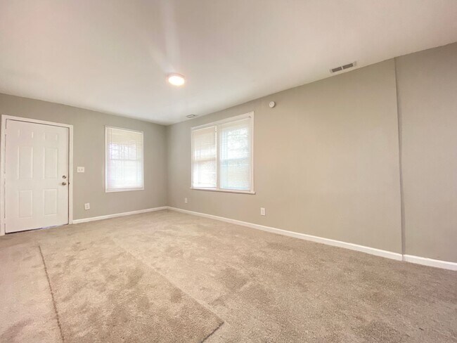 Building Photo - Adams House " 50% OFF 1 MONTH FREE RENT --...