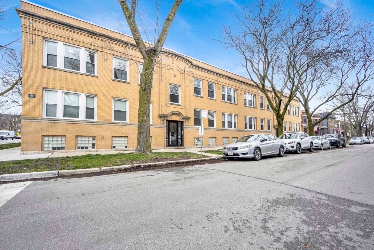 Primary Photo - 3600 N Oakley Ave