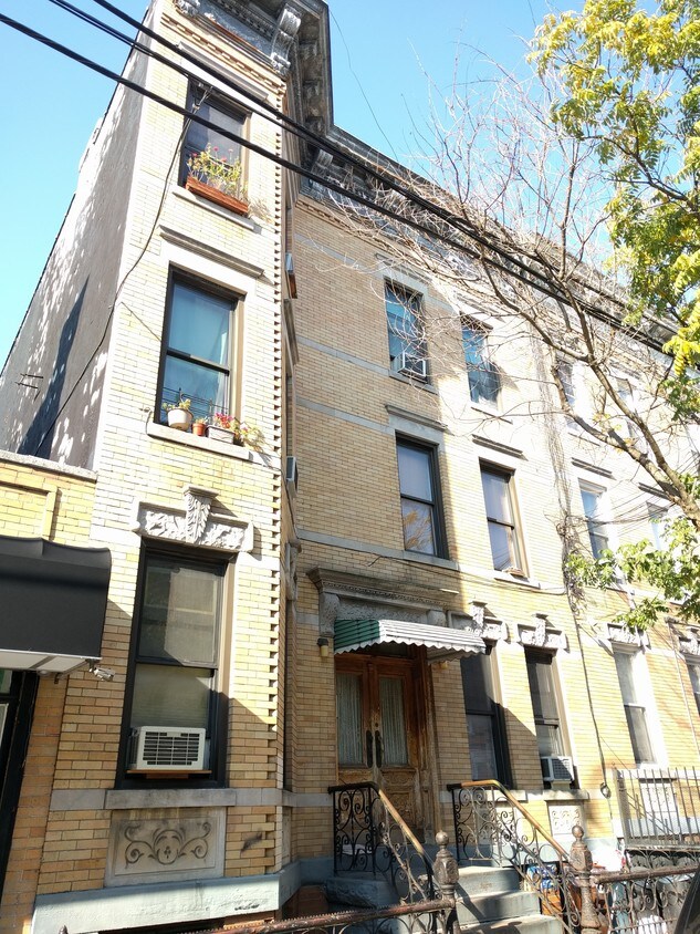 Building Photo - 1811 Centre St