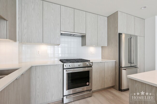 Building Photo - Modern 2-Bed + Den Townhome with Rooftop P...