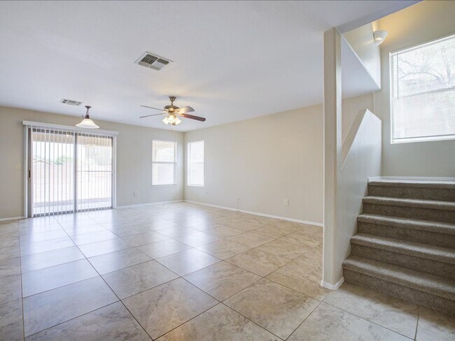 Foto del edificio - Spacious Two-Story 4 Bedroom with Upstairs Family Room & Large Encolsed Backyard!