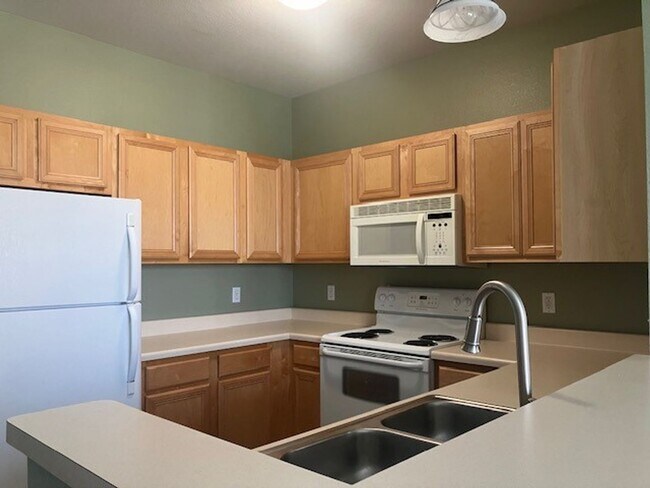 Building Photo - 4120 S Lake Dr