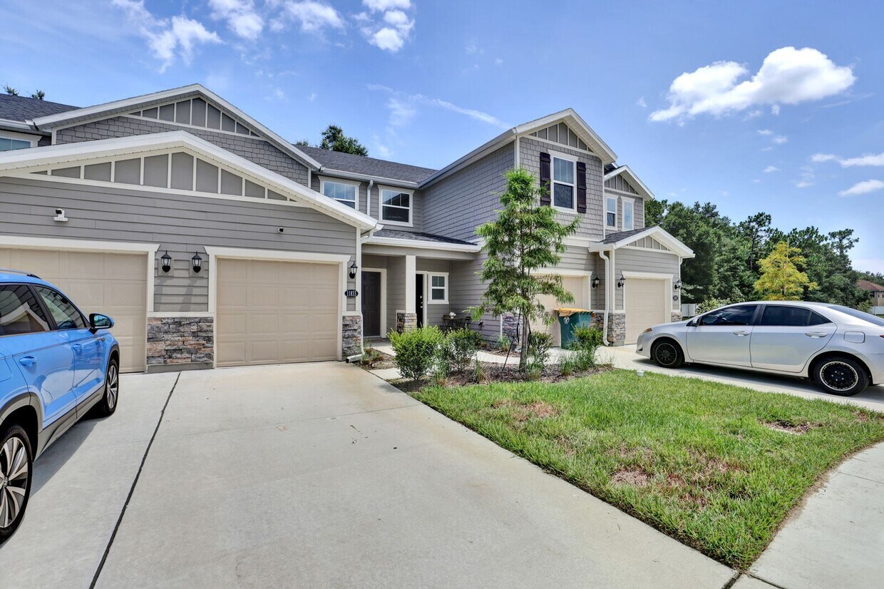 Primary Photo - Like new 2 bedroom/ 2.5 bathroom townhome ...
