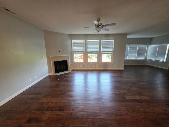 Building Photo - Luxury Home off of Coyote Crossing Golf Cl...