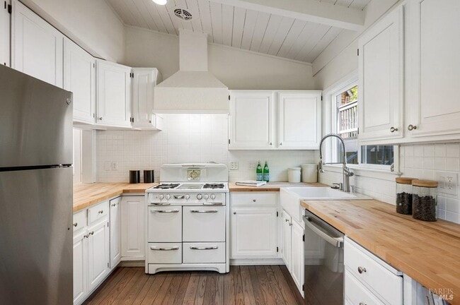 Kitchen - 19 Savannah Ave