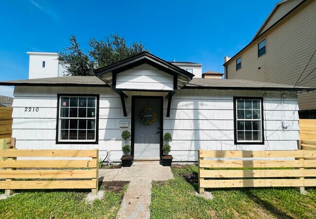 Building Photo - 2210 Detering St
