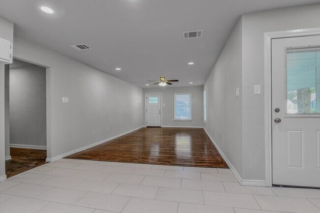 Building Photo - 811 Seven Oaks Rd