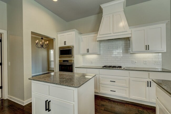 Building Photo - Desirable Home In Valencia Park!