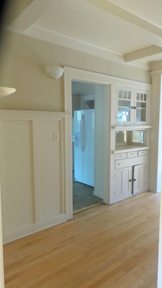 Building Photo - 5 Bd+2 Extra Rooms in Prime Campus Location!