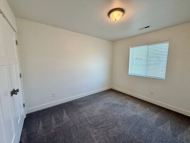 Foto del edificio - Nearly New Townhome