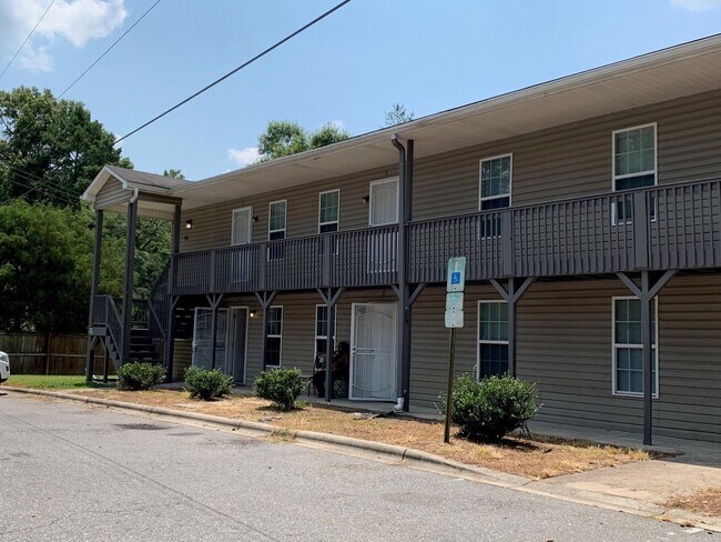 Building Photo - Very nice 2 bedroom and 1 bath apartment l...