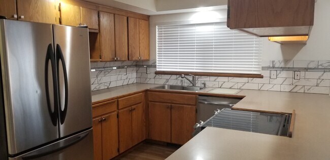 Cocina funcional en forma de U - 10615 Hillsboro Dr NW