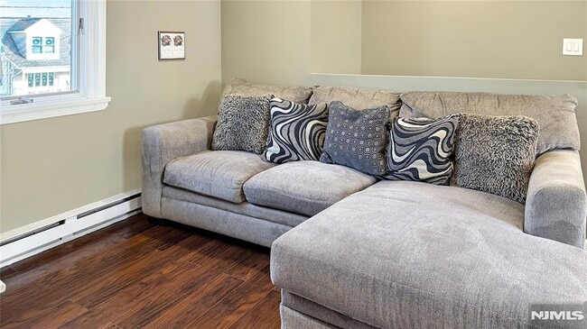 Building Photo - 154 Charlton Ave