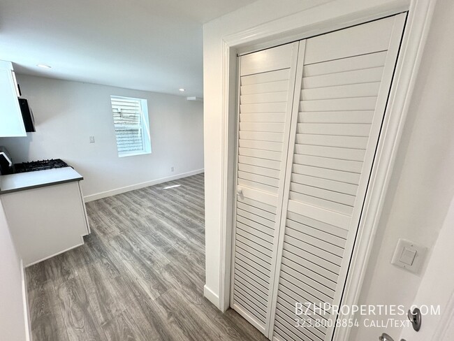 Building Photo - Fully Renovated Studio In Prime Echo Park