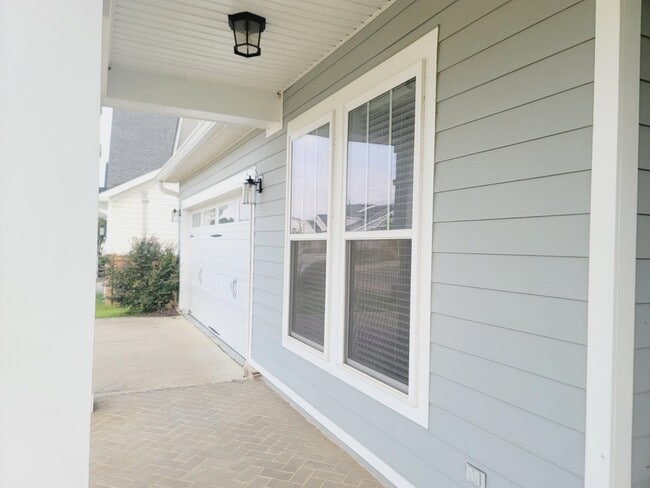 Building Photo - 2385 Sweet Valley Hts