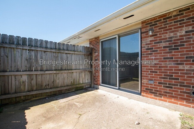 Foto del edificio - 4545 Wayne Meadows Cir